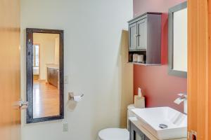 Koupelna v ubytování Custom Harborside Loft In the Heart of Ketchikan