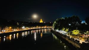 Výhled na řeku, která protéká v blízkosti penzionu + 9 fotografií