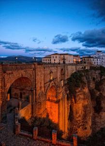 a view of a building with a bridge and buildings at Casa Arai en Casco Histórico con Parking Gratuito in Ronda
