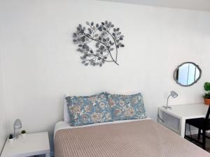 Rúm í herbergi á Cozy condo near MCC with pool, BBQ, covered parking