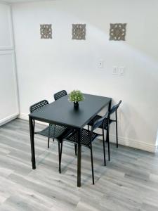 Mynd úr myndasafni af Cozy condo near MCC with pool, BBQ, covered parking í Mesa