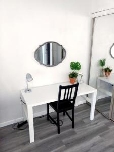 Mynd úr myndasafni af Cozy condo near MCC with pool, BBQ, covered parking í Mesa