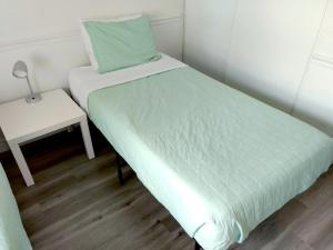 Rúm í herbergi á Cozy condo near MCC with pool, BBQ, covered parking