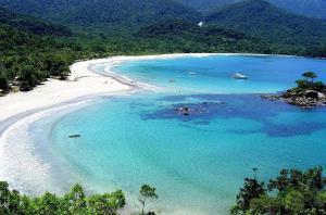 an aerial view of a beach with blue water at 11Suites casa Suite #5 in Caraguatatuba