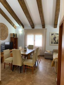 Posedenie v ubytovaní Casa Enric , con zona infantil, piscina y parking privado