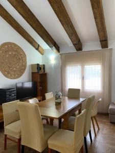 Posedenie v ubytovaní Casa Enric , con zona infantil, piscina y parking privado