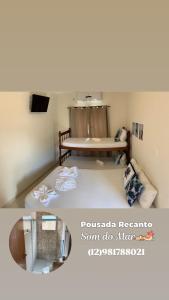 Blick auf einen Raum mit einem Tisch und einer Couch in der Unterkunft Pousada Recanto Som do Mar in Caraguatatuba