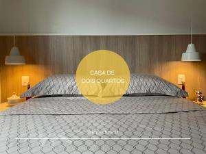 Un cartel que dice casa de dos quienestes sobre una cama. en Lar Schmidt, en Torres
