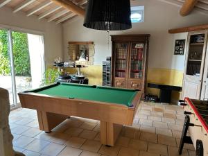 a pool table in the middle of a room at Le mas des petites forêts in Chabeuil