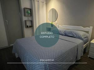 Un dormitorio con una cama con un edredón azul. en Lar Schmidt, en Torres