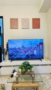Μια τηλεόραση ή/και κέντρο ψυχαγωγίας στο 3BR Stylish Condo Serenity Awaits +53 φωτογραφίες