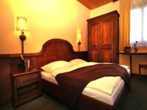 سرير أو أسرّة في غرفة في فندق هانباوم