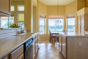 Η κουζίνα ή μικρή κουζίνα στο Spacious golf course house with pool heater, spa +27 φωτογραφίες