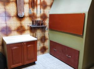a bathroom with a sink and a wall with basketballs at Sobradinho Completo a 150 m da Praia in São Lourenço do Sul