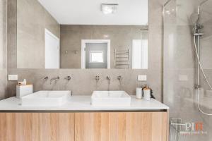 a bathroom with two sinks and a large mirror at Coastal Family Retreat in CW in Cape Woolamai +27 photos