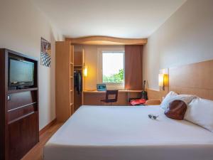 Postel nebo postele na pokoji v ubytování Ibis Hotel Plzeň