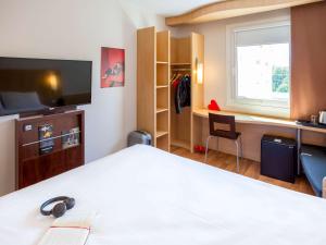 TV a/nebo společenská místnost v ubytování Ibis Hotel Plzeň