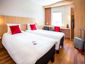 Postel nebo postele na pokoji v ubytování Ibis Hotel Plzeň