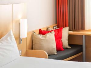 Postel nebo postele na pokoji v ubytování Ibis Lugano Paradiso