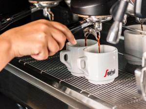 Příslušenství pro přípravu čaje a kávy v ubytování Ibis Lugano Paradiso