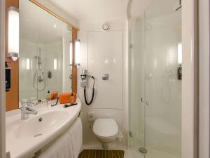 a bathroom with a toilet and a sink and a shower at ibis Stuttgart Airport Messe in Leinfelden-Echterdingen