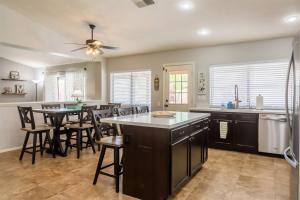 Η κουζίνα ή μικρή κουζίνα στο Cozy home with pool, fire table, BBQ, RV parking