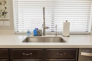 Φωτογραφία από το άλμπουμ του Cozy home with pool, fire table, BBQ, RV parking σε Mesa