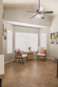 Χώρος καθιστικού στο Cozy home with pool, fire table, BBQ, RV parking