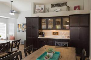 Η κουζίνα ή μικρή κουζίνα στο Cozy home with pool, fire table, BBQ, RV parking