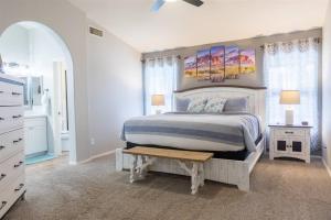 Ένα ή περισσότερα κρεβάτια σε δωμάτιο στο Cozy home with pool, fire table, BBQ, RV parking