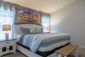 Ένα ή περισσότερα κρεβάτια σε δωμάτιο στο Cozy home with pool, fire table, BBQ, RV parking