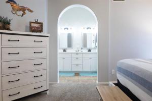 Ένα ή περισσότερα κρεβάτια σε δωμάτιο στο Cozy home with pool, fire table, BBQ, RV parking