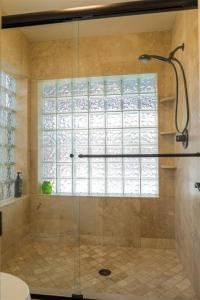 Ένα μπάνιο στο Cozy home with pool, fire table, BBQ, RV parking