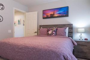 Ένα ή περισσότερα κρεβάτια σε δωμάτιο στο Cozy home with pool, fire table, BBQ, RV parking