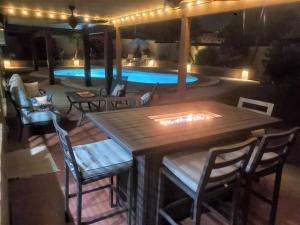 Πισίνα στο ή κοντά στο Cozy home with pool, fire table, BBQ, RV parking
