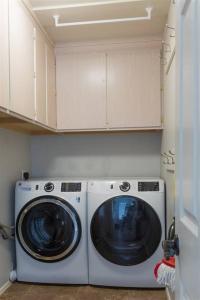 Φωτογραφία από το άλμπουμ του Cozy home with pool, fire table, BBQ, RV parking σε Mesa