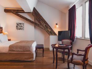 TV a/nebo společenská místnost v ubytování Cour du Corbeau Hotel Strasbourg - MGallery Collection