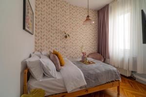 תמונה מהגלריה של Spacious 3BR Atrium Penthouse, Balcony, Cismigiu בבוקרשט