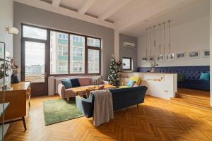 תמונה מהגלריה של Spacious 3BR Atrium Penthouse, Balcony, Cismigiu בבוקרשט