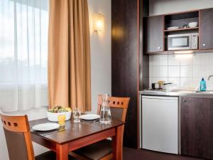 Kuchyň nebo kuchyňský kout v ubytování Aparthotel Adagio Access Paris Porte De Charenton
