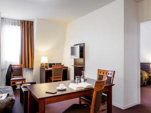 TV a/nebo společenská místnost v ubytování Aparthotel Adagio Access Paris Porte De Charenton
