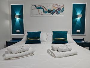 een slaapkamer met een wit bed met handdoeken erop bij Profumo di casa in Lascari