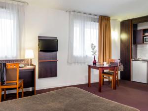 Kuchyň nebo kuchyňský kout v ubytování Aparthotel Adagio Access Paris Porte De Charenton