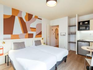 Kuchyň nebo kuchyňský kout v ubytování Aparthotel Adagio Access Paris Asnières