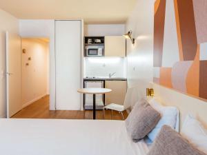 Postel nebo postele na pokoji v ubytování Aparthotel Adagio Access Paris Asnières