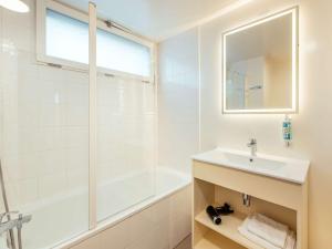 Koupelna v ubytování Aparthotel Adagio Access Paris Asnières