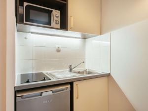 Kuchyň nebo kuchyňský kout v ubytování Aparthotel Adagio Access Paris Asnières