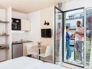 Kuchyň nebo kuchyňský kout v ubytování Aparthotel Adagio Access Paris Asnières