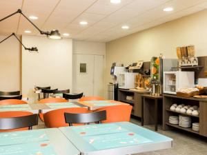 Příslušenství pro přípravu čaje a kávy v ubytování Aparthotel Adagio Access Paris Asnières