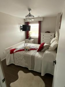 Katil atau katil-katil dalam bilik di LUXURY ROSE COTTAGE ,ABOITEAU BEACH,CAP PELE